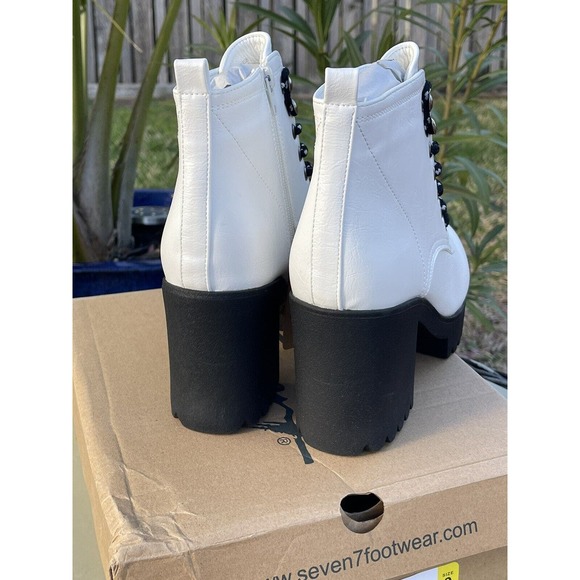 NEW With Box! Seven7Footwear. Flatiron, Off-White Boot. Size 9. Zip On Side. - Picture 4 of 7